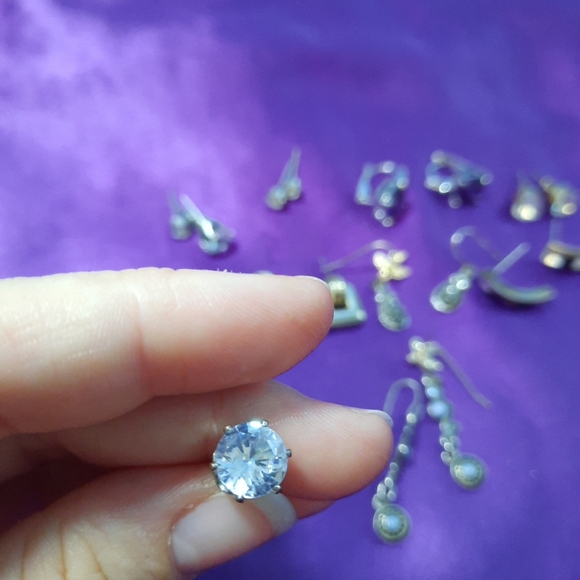 Ten pairs of earrings - Picture 8 of 8